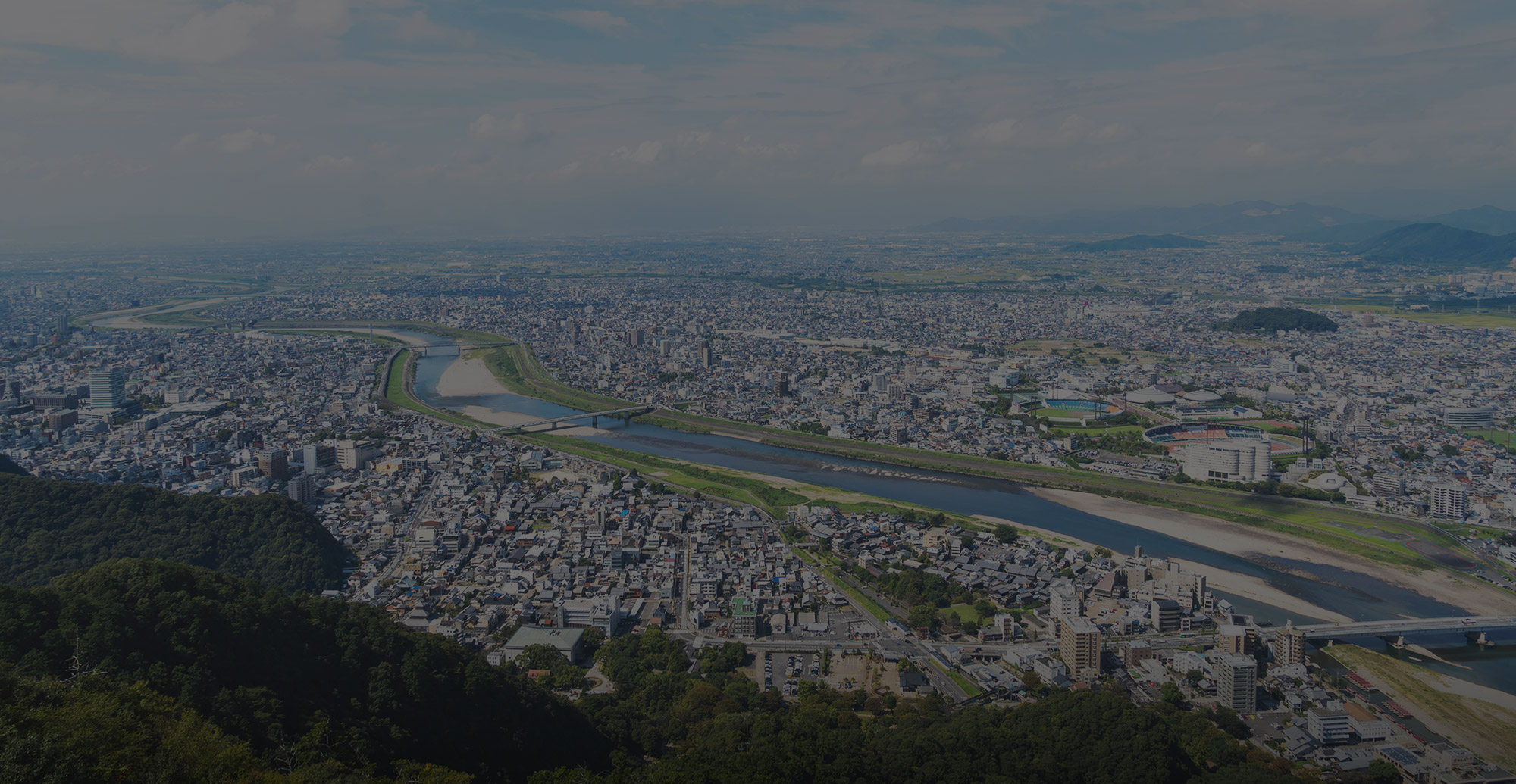 足場の先に広がるのは、努力がつくる未来の景色。